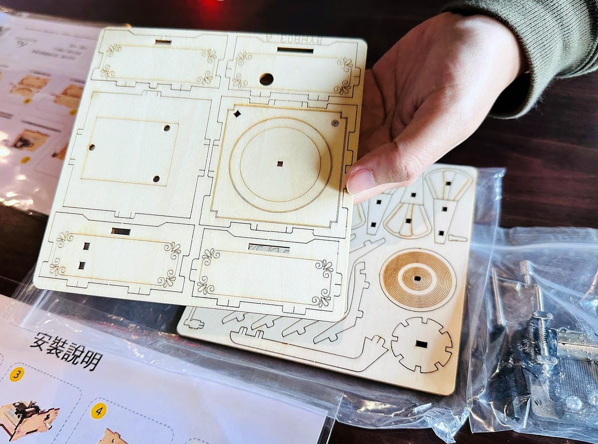 【張連昌薩克斯風博物館】台中后里景點推薦,全台灣第一家薩克斯風觀光工廠!薩克斯風吹奏初體驗!DIY袖珍版復古留聲機音樂盒