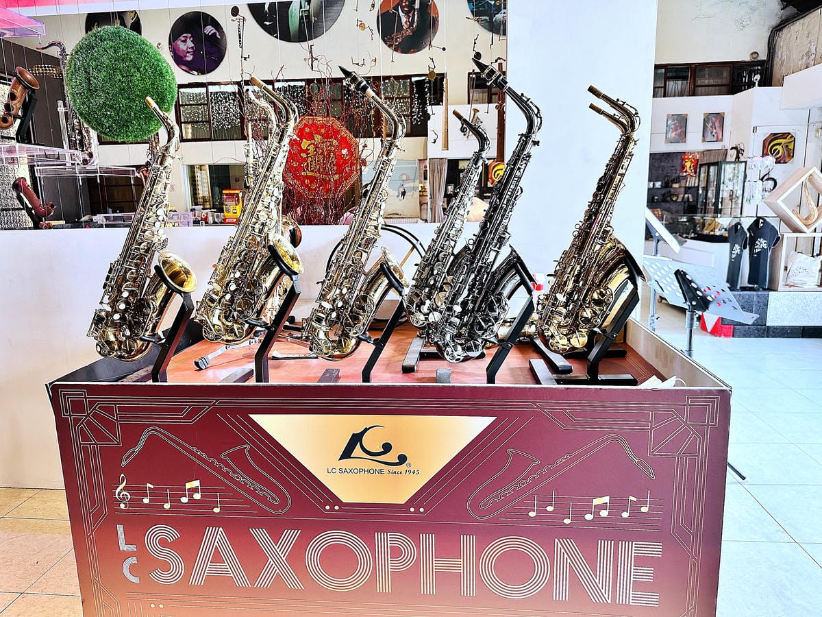 【張連昌薩克斯風博物館】台中后里景點推薦,全台灣第一家薩克斯風觀光工廠!薩克斯風吹奏初體驗!DIY袖珍版復古留聲機音樂盒