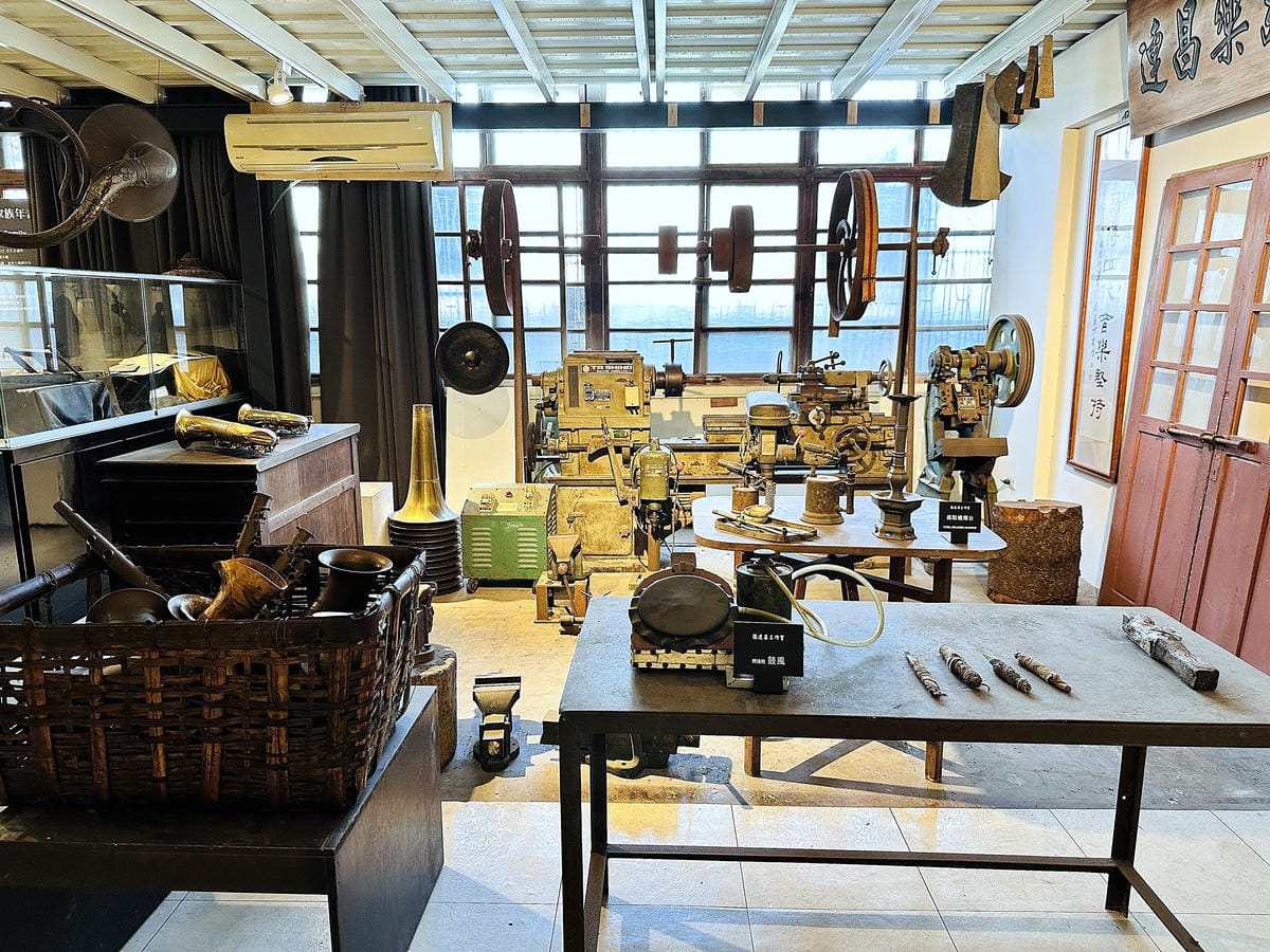 【張連昌薩克斯風博物館】台中后里景點推薦,全台灣第一家薩克斯風觀光工廠!薩克斯風吹奏初體驗!DIY袖珍版復古留聲機音樂盒