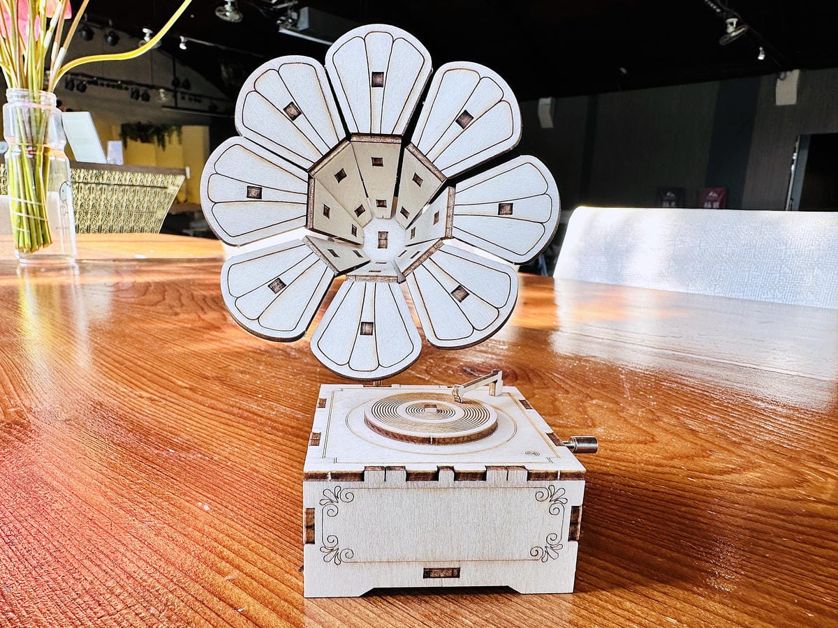 【張連昌薩克斯風博物館】台中后里景點推薦,全台灣第一家薩克斯風觀光工廠!薩克斯風吹奏初體驗!DIY袖珍版復古留聲機音樂盒