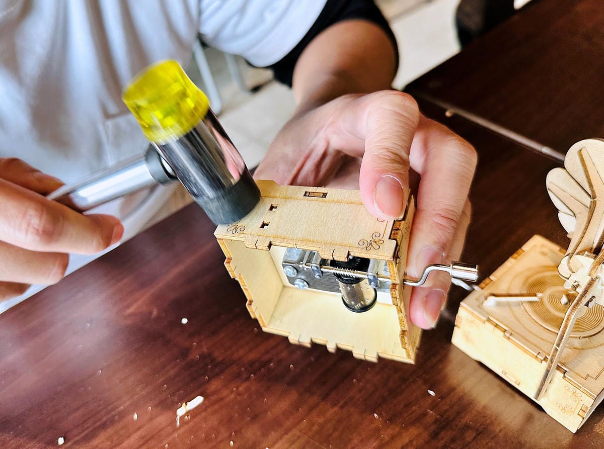 【張連昌薩克斯風博物館】台中后里景點推薦,全台灣第一家薩克斯風觀光工廠!薩克斯風吹奏初體驗!DIY袖珍版復古留聲機音樂盒