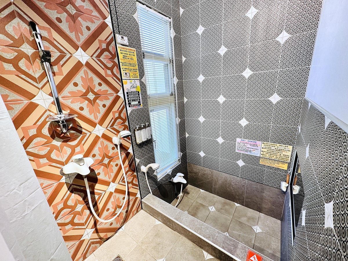 【后麗安心親子時尚旅宿(風自然2館)】台中后里親子民宿推薦!巨型溜滑梯搬進房間裡,超大湯屋泡浪漫玫瑰花瓣浴!