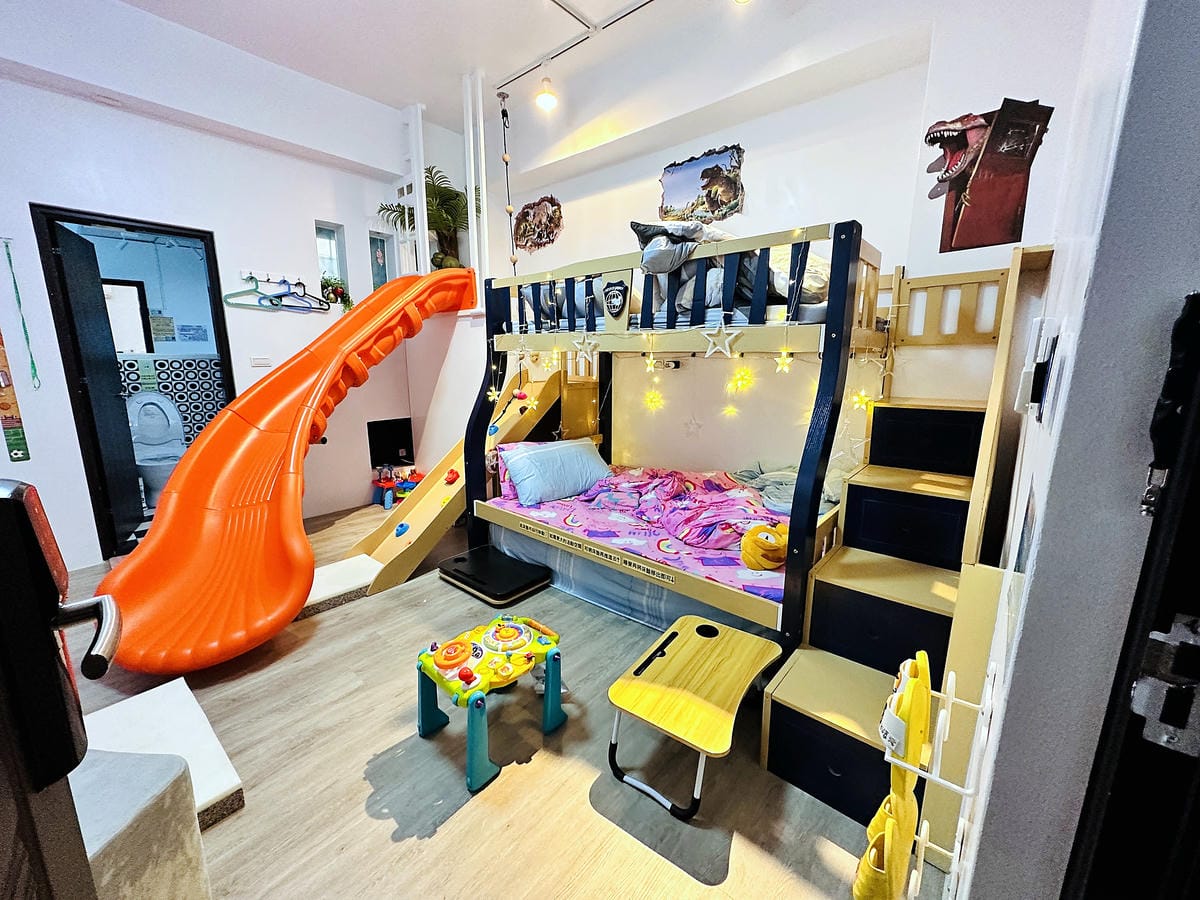 【后麗安心親子時尚旅宿(風自然2館)】台中后里親子民宿推薦!巨型溜滑梯搬進房間裡,超大湯屋泡浪漫玫瑰花瓣浴!