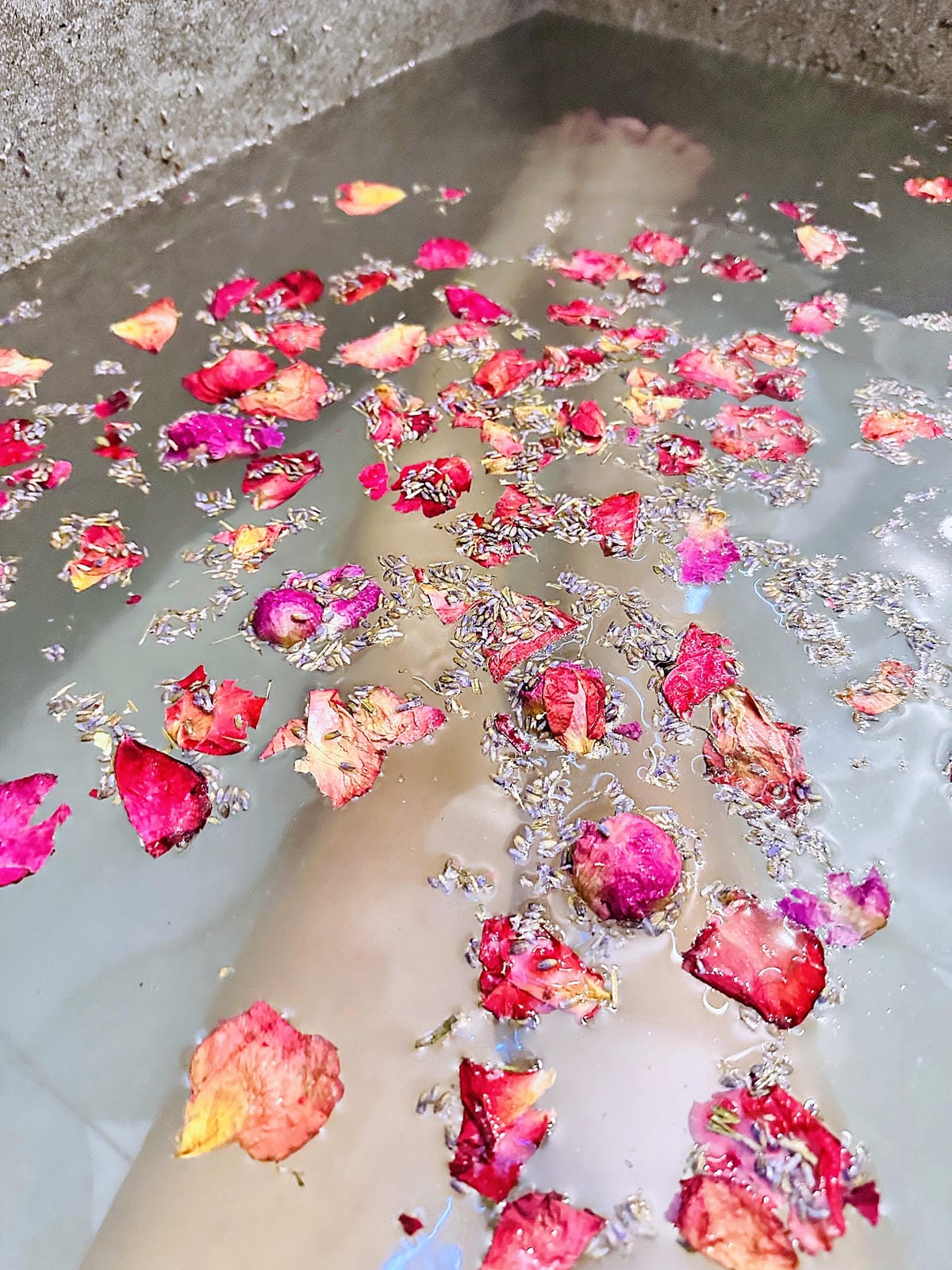 【后麗安心親子時尚旅宿(風自然2館)】台中后里親子民宿推薦!巨型溜滑梯搬進房間裡,超大湯屋泡浪漫玫瑰花瓣浴!