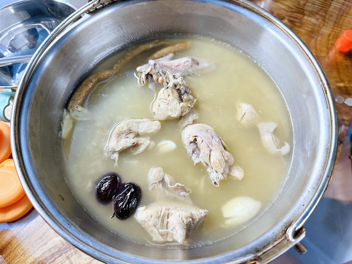 【后麗安心親子時尚旅宿(風自然2館)】台中后里親子民宿推薦!巨型溜滑梯搬進房間裡,超大湯屋泡浪漫玫瑰花瓣浴!