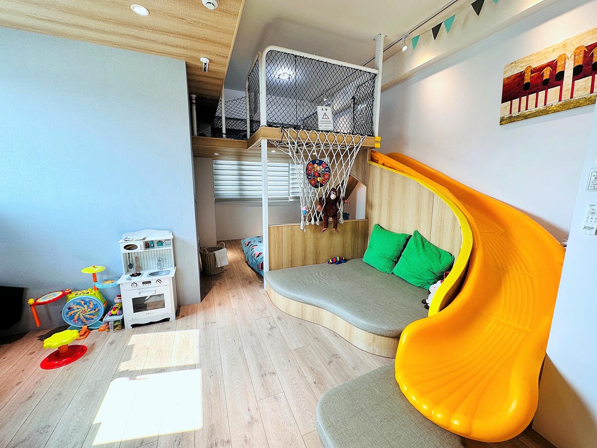 【后麗安心親子時尚旅宿(風自然2館)】台中后里親子民宿推薦!巨型溜滑梯搬進房間裡,超大湯屋泡浪漫玫瑰花瓣浴!