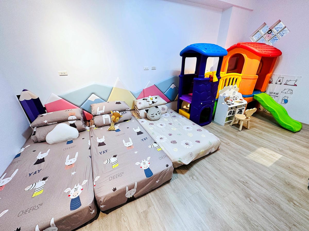 【后麗安心親子時尚旅宿(風自然2館)】台中后里親子民宿推薦!巨型溜滑梯搬進房間裡,超大湯屋泡浪漫玫瑰花瓣浴!