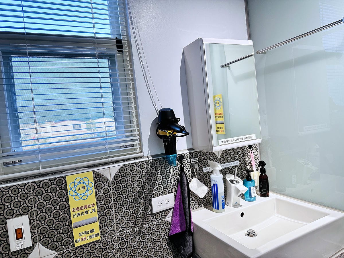 【后麗安心親子時尚旅宿(風自然2館)】台中后里親子民宿推薦!巨型溜滑梯搬進房間裡,超大湯屋泡浪漫玫瑰花瓣浴!