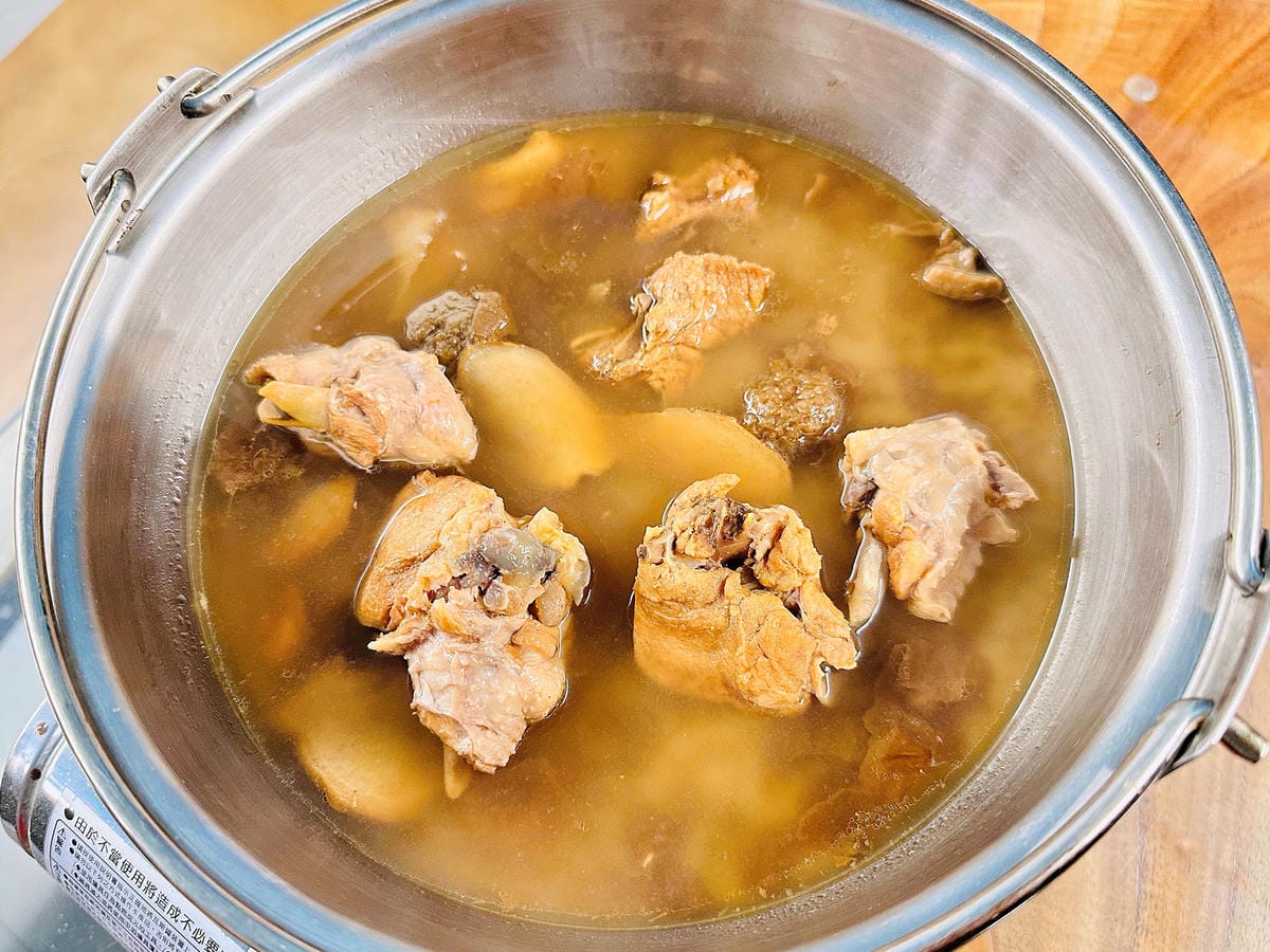 【后麗安心親子時尚旅宿(風自然2館)】台中后里親子民宿推薦!巨型溜滑梯搬進房間裡,超大湯屋泡浪漫玫瑰花瓣浴!