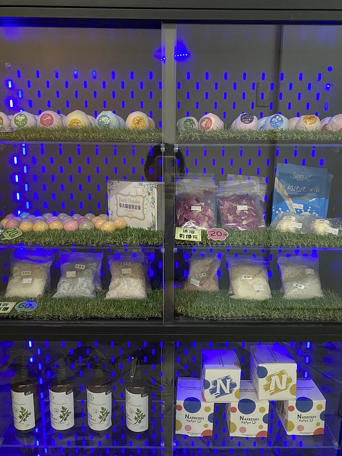 【后麗安心親子時尚旅宿(風自然2館)】台中后里親子民宿推薦!巨型溜滑梯搬進房間裡,超大湯屋泡浪漫玫瑰花瓣浴!