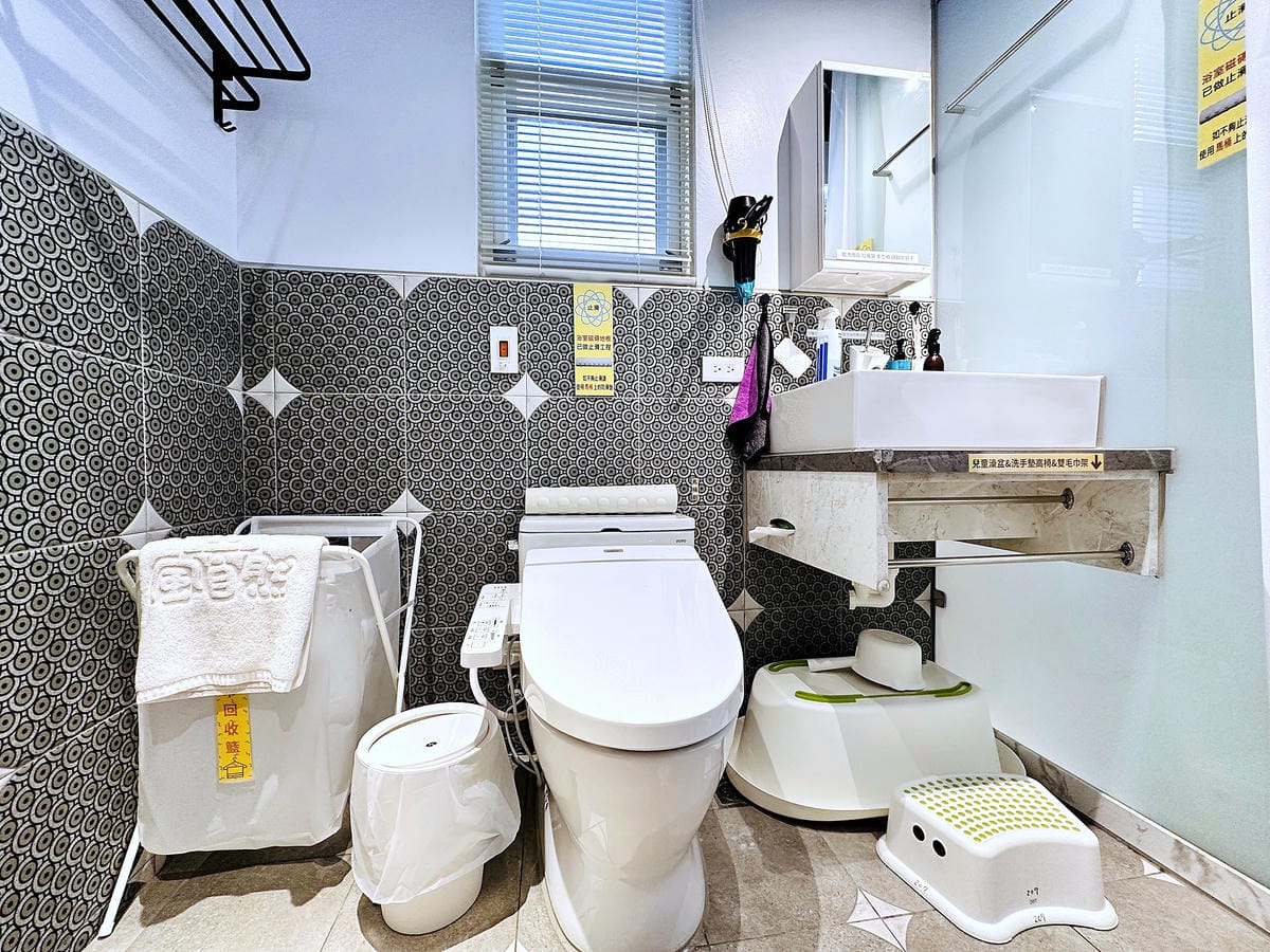 【后麗安心親子時尚旅宿(風自然2館)】台中后里親子民宿推薦!巨型溜滑梯搬進房間裡,超大湯屋泡浪漫玫瑰花瓣浴!