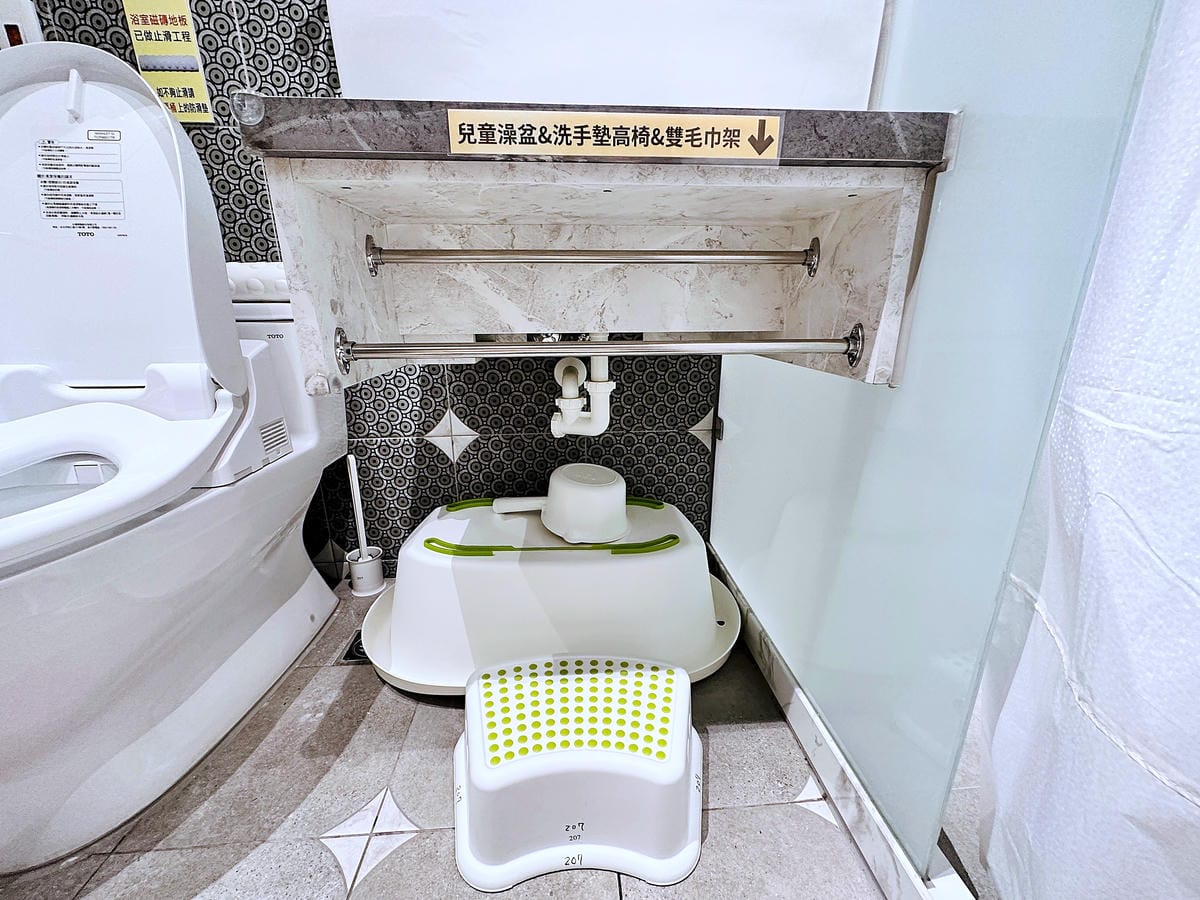 【后麗安心親子時尚旅宿(風自然2館)】台中后里親子民宿推薦!巨型溜滑梯搬進房間裡,超大湯屋泡浪漫玫瑰花瓣浴!