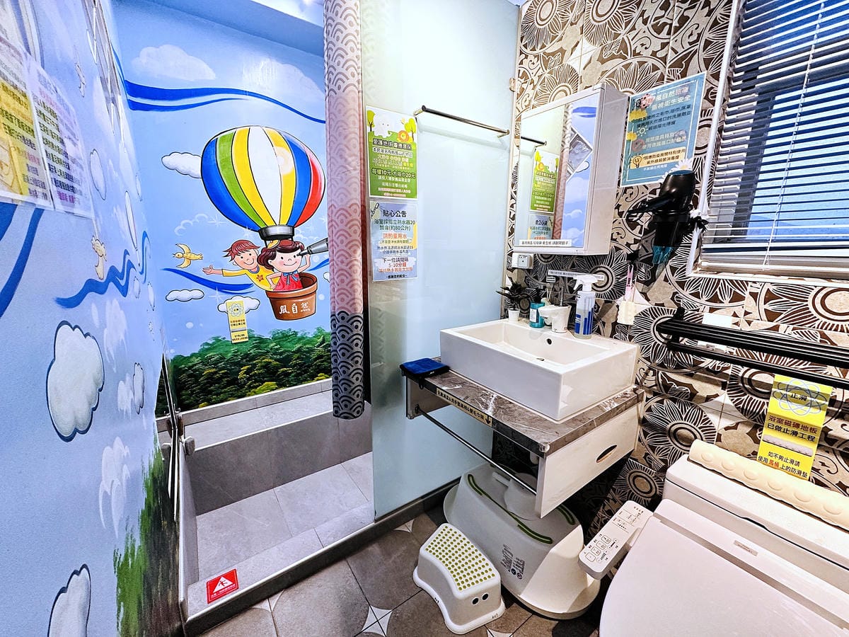 【后麗安心親子時尚旅宿(風自然2館)】台中后里親子民宿推薦!巨型溜滑梯搬進房間裡,超大湯屋泡浪漫玫瑰花瓣浴!