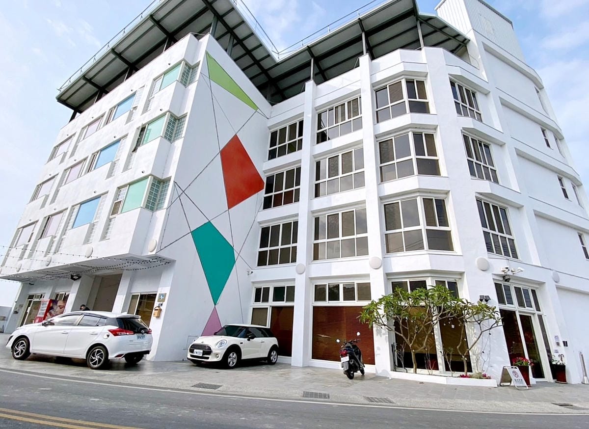 【后麗安心親子時尚旅宿(風自然2館)】台中后里親子民宿推薦!巨型溜滑梯搬進房間裡,超大湯屋泡浪漫玫瑰花瓣浴!