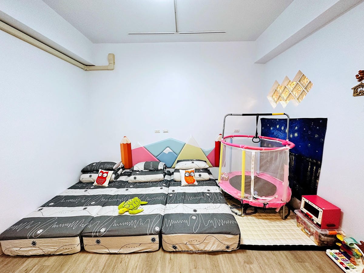 【后麗安心親子時尚旅宿(風自然2館)】台中后里親子民宿推薦!巨型溜滑梯搬進房間裡,超大湯屋泡浪漫玫瑰花瓣浴!