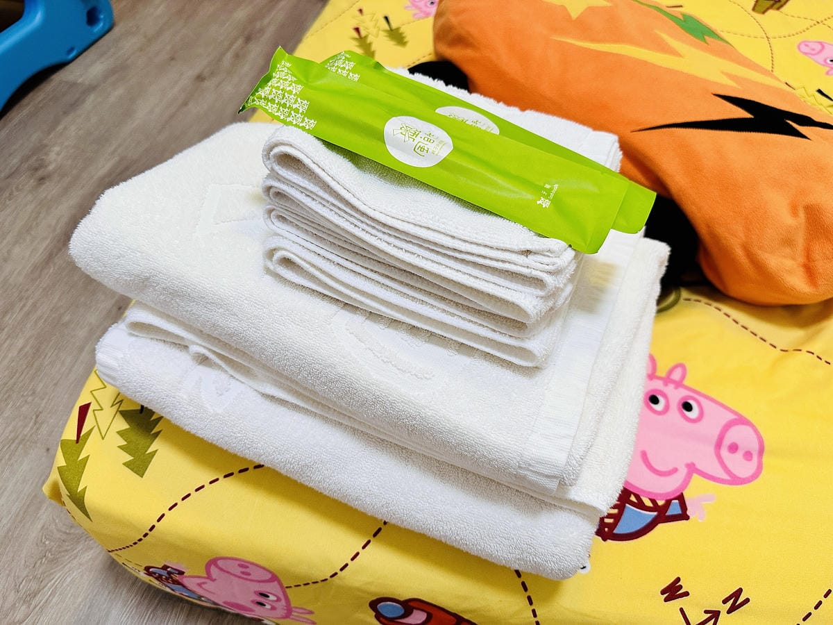 【后麗安心親子時尚旅宿(風自然2館)】台中后里親子民宿推薦!巨型溜滑梯搬進房間裡,超大湯屋泡浪漫玫瑰花瓣浴!