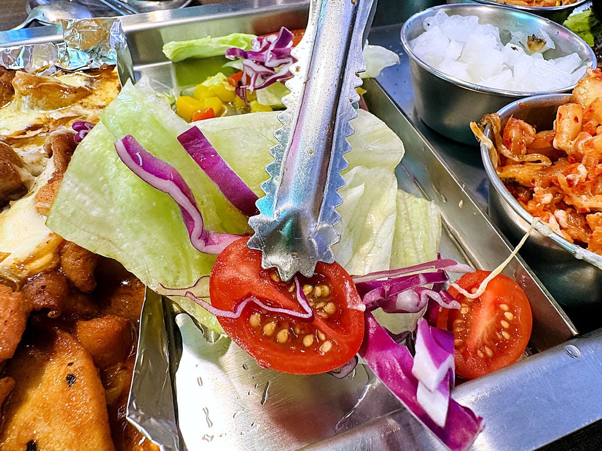 【韓雞一號 倉尺洞】宜蘭壯圍超人氣韓式料理餐廳!치킨하나『古亭穀倉』必拍網美景點!『朋月栻』2023新主題餐廳,超長超浮誇鐵板料理!