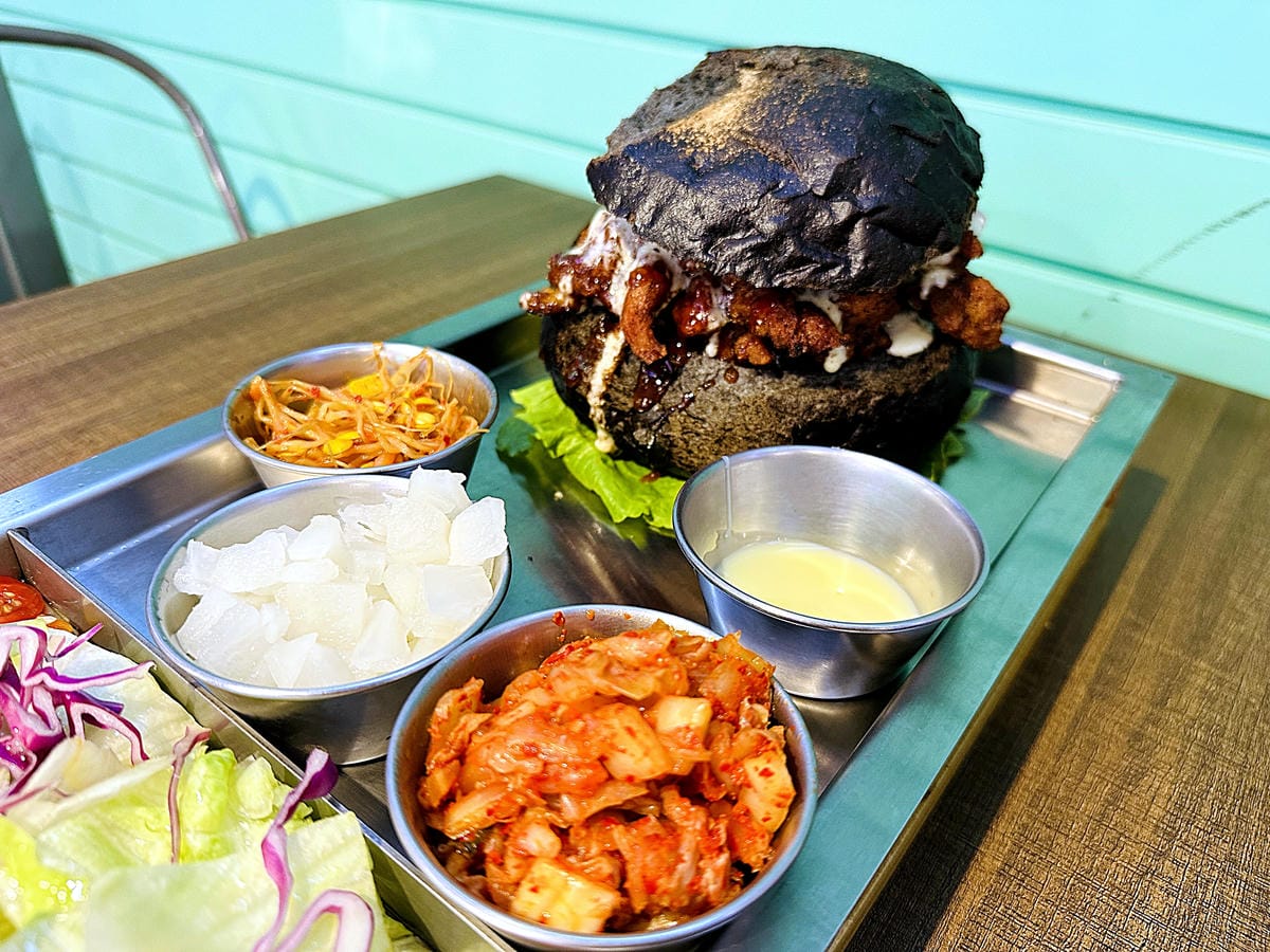 【韓雞一號 倉尺洞】宜蘭壯圍超人氣韓式料理餐廳!치킨하나『古亭穀倉』必拍網美景點!『朋月栻』2023新主題餐廳,超長超浮誇鐵板料理!