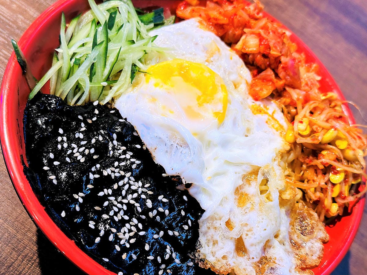 【韓雞一號 倉尺洞】宜蘭壯圍超人氣韓式料理餐廳!치킨하나『古亭穀倉』必拍網美景點!『朋月栻』2023新主題餐廳,超長超浮誇鐵板料理!