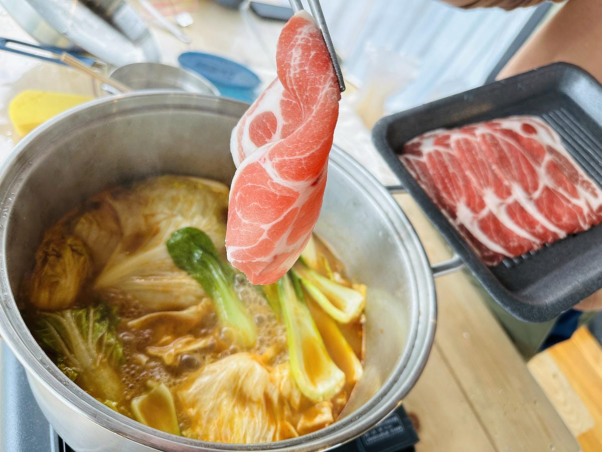 【天梯露營區】宜蘭露營車推薦!最夯最新『諾美締露營車』開箱!宜蘭大同百萬夜景盡收眼底!晚餐BBQ烤肉好歡樂!宜蘭免搭帳免裝備露營!