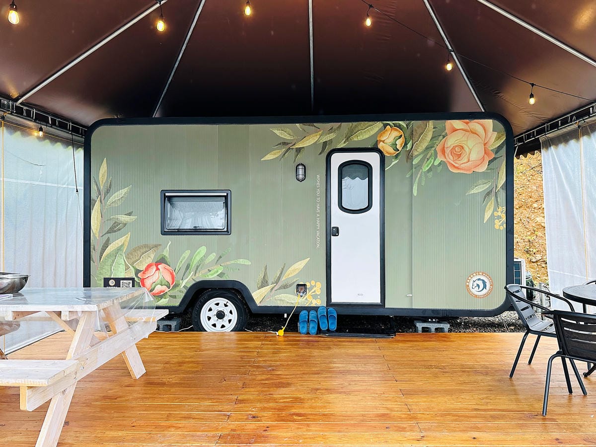 【天梯露營區】宜蘭露營車推薦!最夯最新『諾美締露營車』開箱!宜蘭大同百萬夜景盡收眼底!晚餐BBQ烤肉好歡樂!宜蘭免搭帳免裝備露營!