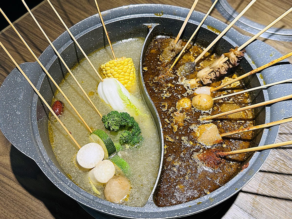 【籤王串麻鍋】四川道地香麻鍋,免費升級蛤蜊膠原蛋白湯!真材實料美味嚕串!超人氣招牌炸物「卜肉酥」「椒酥中卷」必點!台北六張犁美食推薦