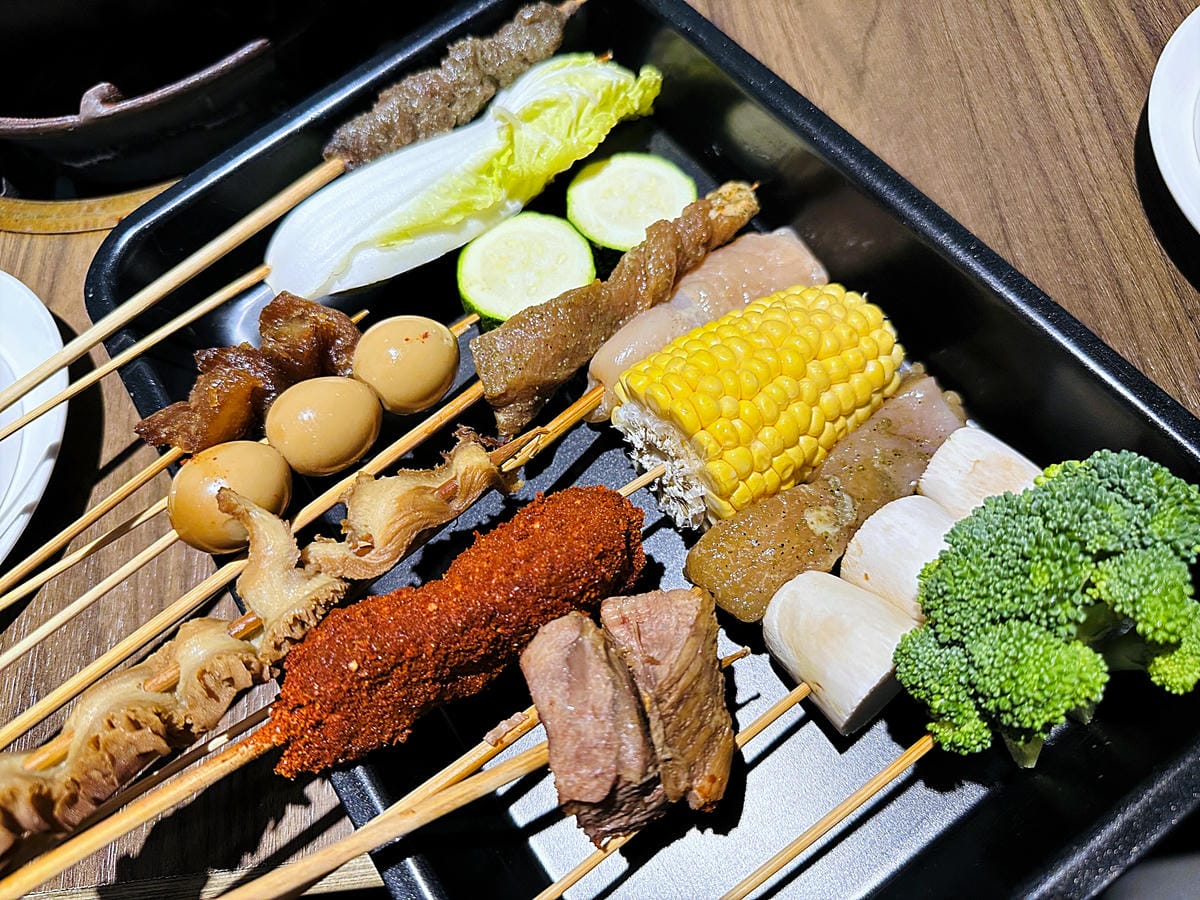 【籤王串麻鍋】四川道地香麻鍋,免費升級蛤蜊膠原蛋白湯!真材實料美味嚕串!超人氣招牌炸物「卜肉酥」「椒酥中卷」必點!台北六張犁美食推薦