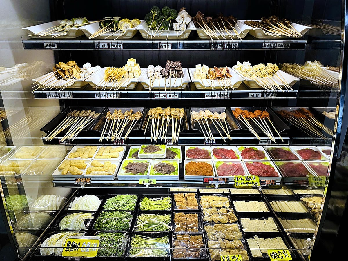 【籤王串麻鍋】四川道地香麻鍋,免費升級蛤蜊膠原蛋白湯!真材實料美味嚕串!超人氣招牌炸物「卜肉酥」「椒酥中卷」必點!台北六張犁美食推薦