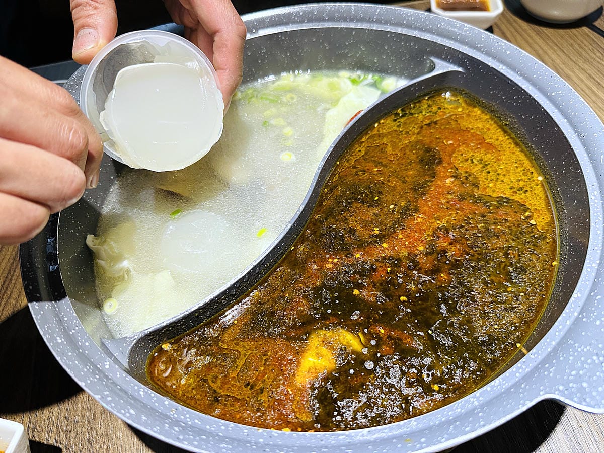 【籤王串麻鍋】四川道地香麻鍋,免費升級蛤蜊膠原蛋白湯!真材實料美味嚕串!超人氣招牌炸物「卜肉酥」「椒酥中卷」必點!台北六張犁美食推薦