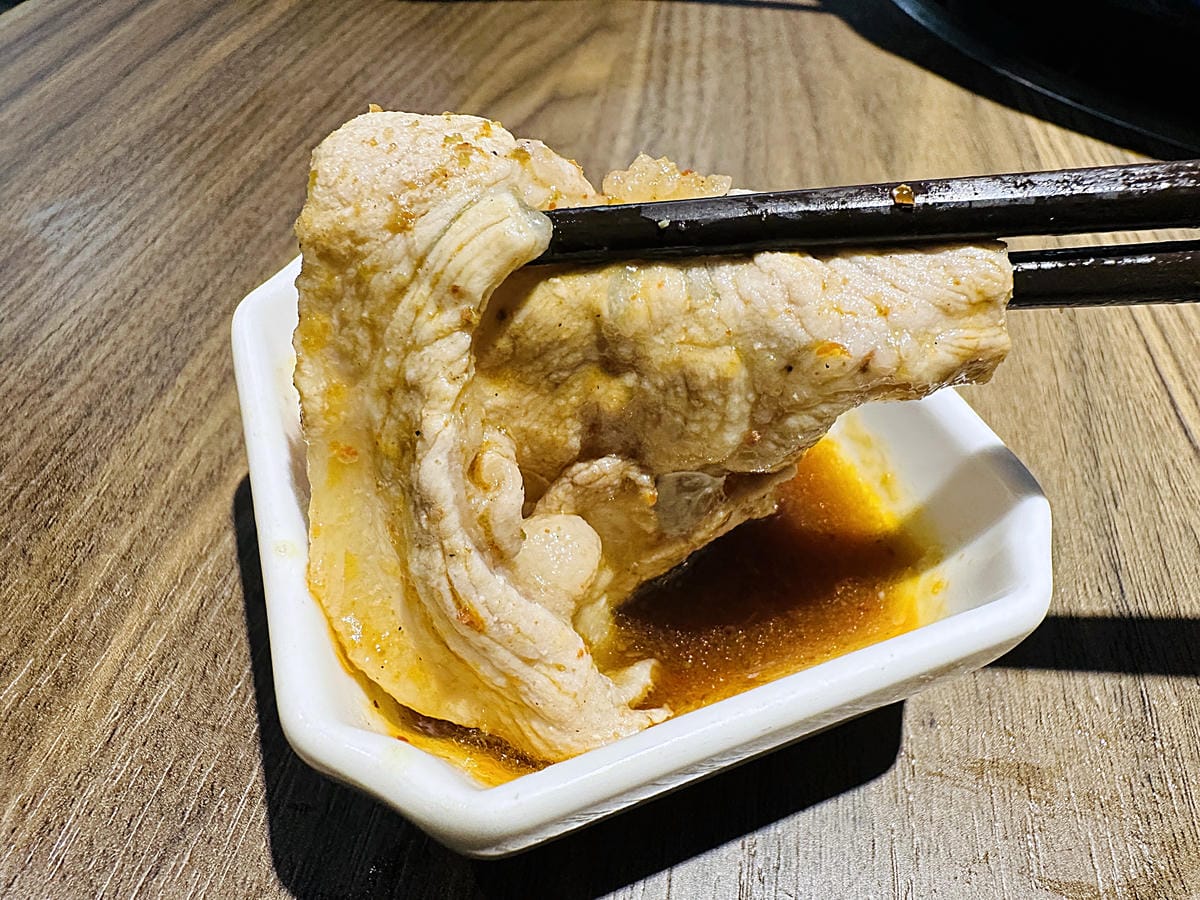 【籤王串麻鍋】四川道地香麻鍋,免費升級蛤蜊膠原蛋白湯!真材實料美味嚕串!超人氣招牌炸物「卜肉酥」「椒酥中卷」必點!台北六張犁美食推薦