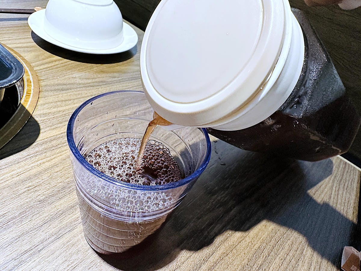 【籤王串麻鍋】四川道地香麻鍋,免費升級蛤蜊膠原蛋白湯!真材實料美味嚕串!超人氣招牌炸物「卜肉酥」「椒酥中卷」必點!台北六張犁美食推薦