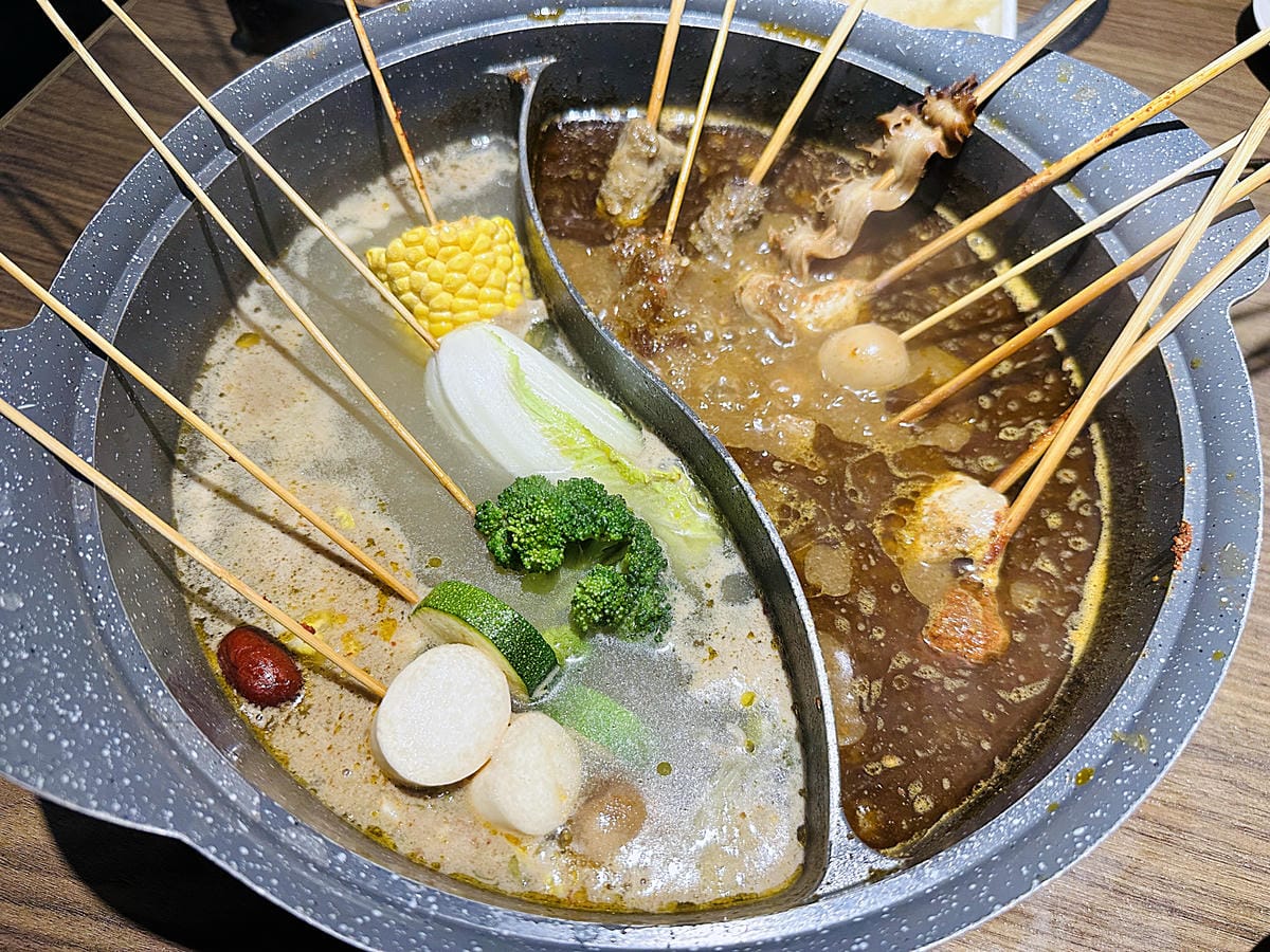 【籤王串麻鍋】四川道地香麻鍋,免費升級蛤蜊膠原蛋白湯!真材實料美味嚕串!超人氣招牌炸物「卜肉酥」「椒酥中卷」必點!台北六張犁美食推薦