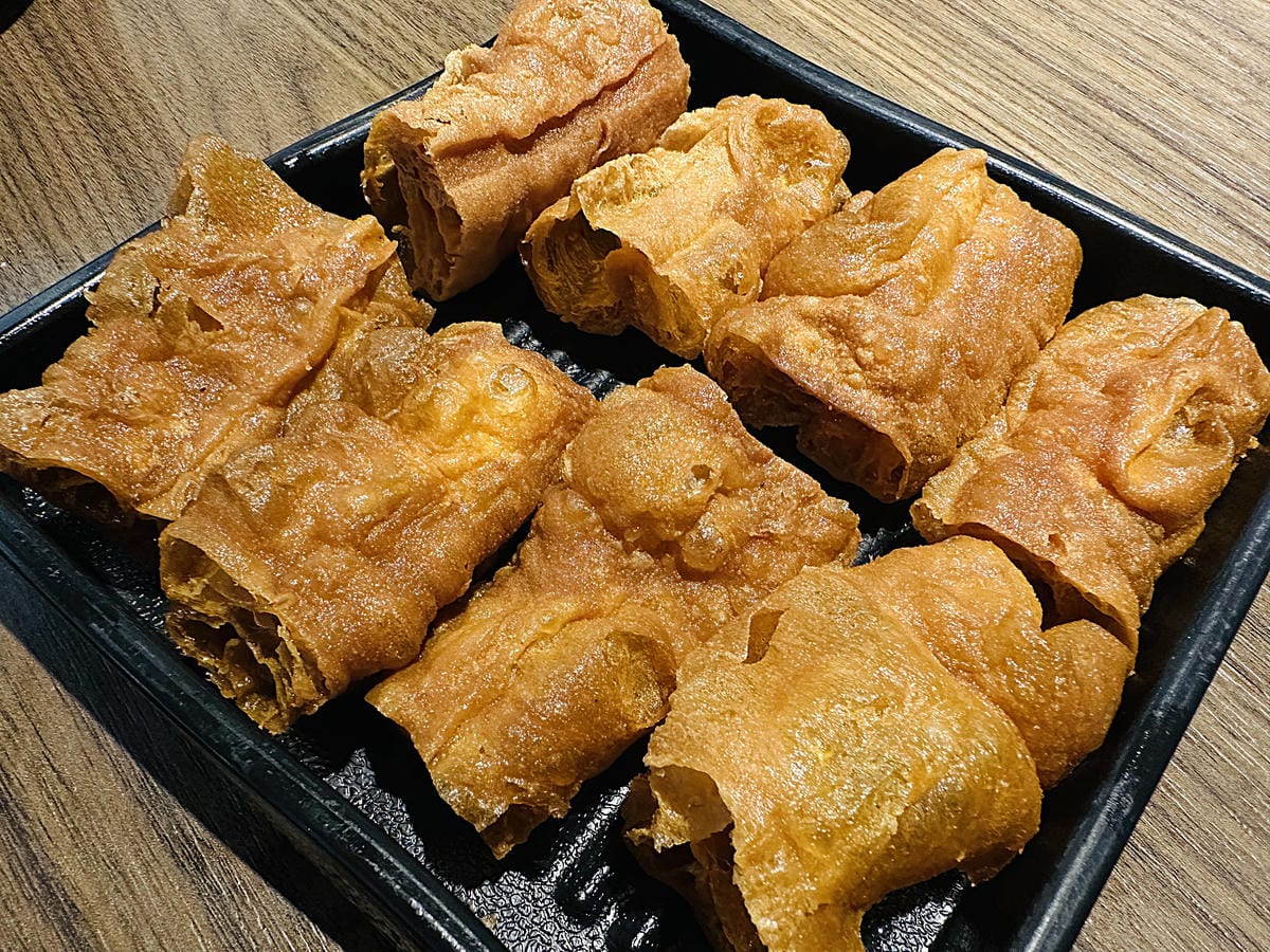 【籤王串麻鍋】四川道地香麻鍋,免費升級蛤蜊膠原蛋白湯!真材實料美味嚕串!超人氣招牌炸物「卜肉酥」「椒酥中卷」必點!台北六張犁美食推薦