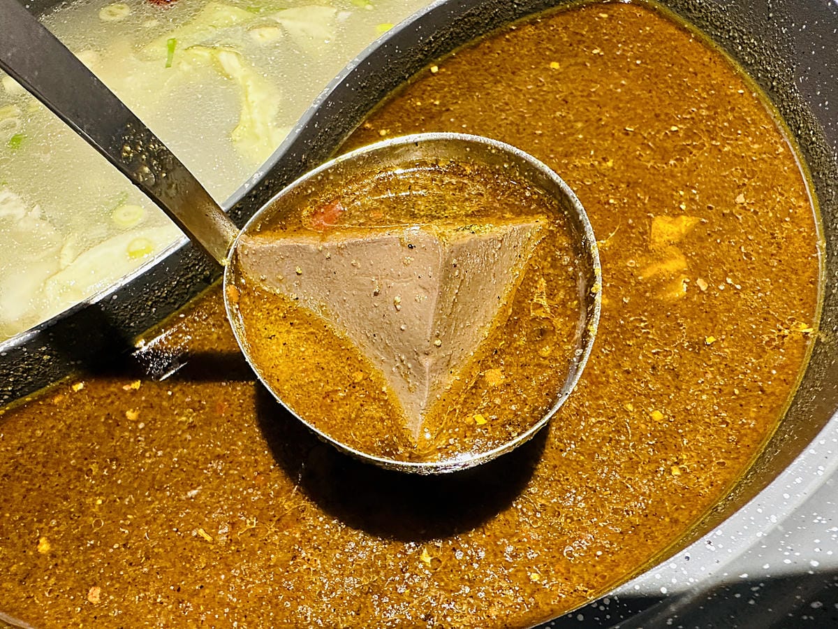 【籤王串麻鍋】四川道地香麻鍋,免費升級蛤蜊膠原蛋白湯!真材實料美味嚕串!超人氣招牌炸物「卜肉酥」「椒酥中卷」必點!台北六張犁美食推薦