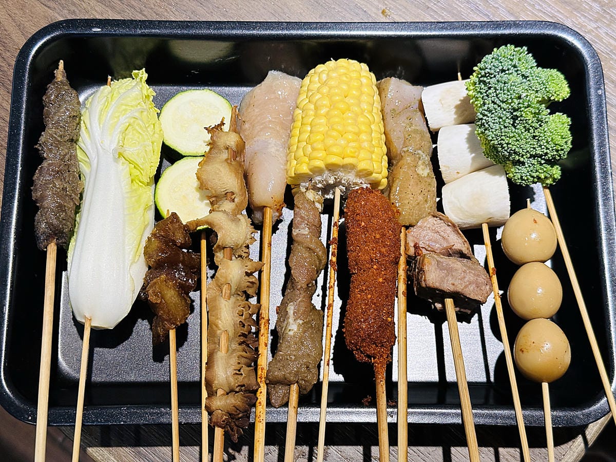 【籤王串麻鍋】四川道地香麻鍋,免費升級蛤蜊膠原蛋白湯!真材實料美味嚕串!超人氣招牌炸物「卜肉酥」「椒酥中卷」必點!台北六張犁美食推薦