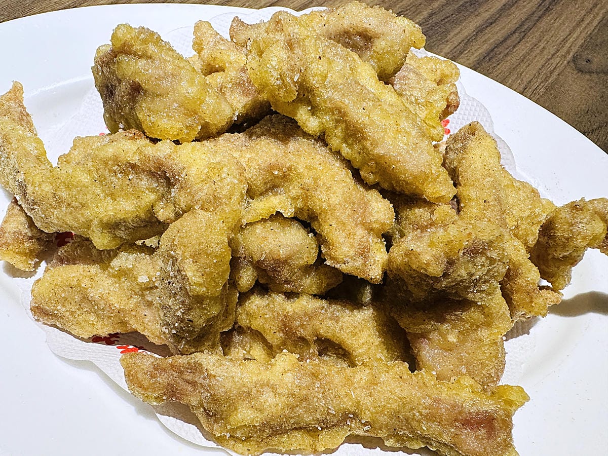 【籤王串麻鍋】四川道地香麻鍋,免費升級蛤蜊膠原蛋白湯!真材實料美味嚕串!超人氣招牌炸物「卜肉酥」「椒酥中卷」必點!台北六張犁美食推薦