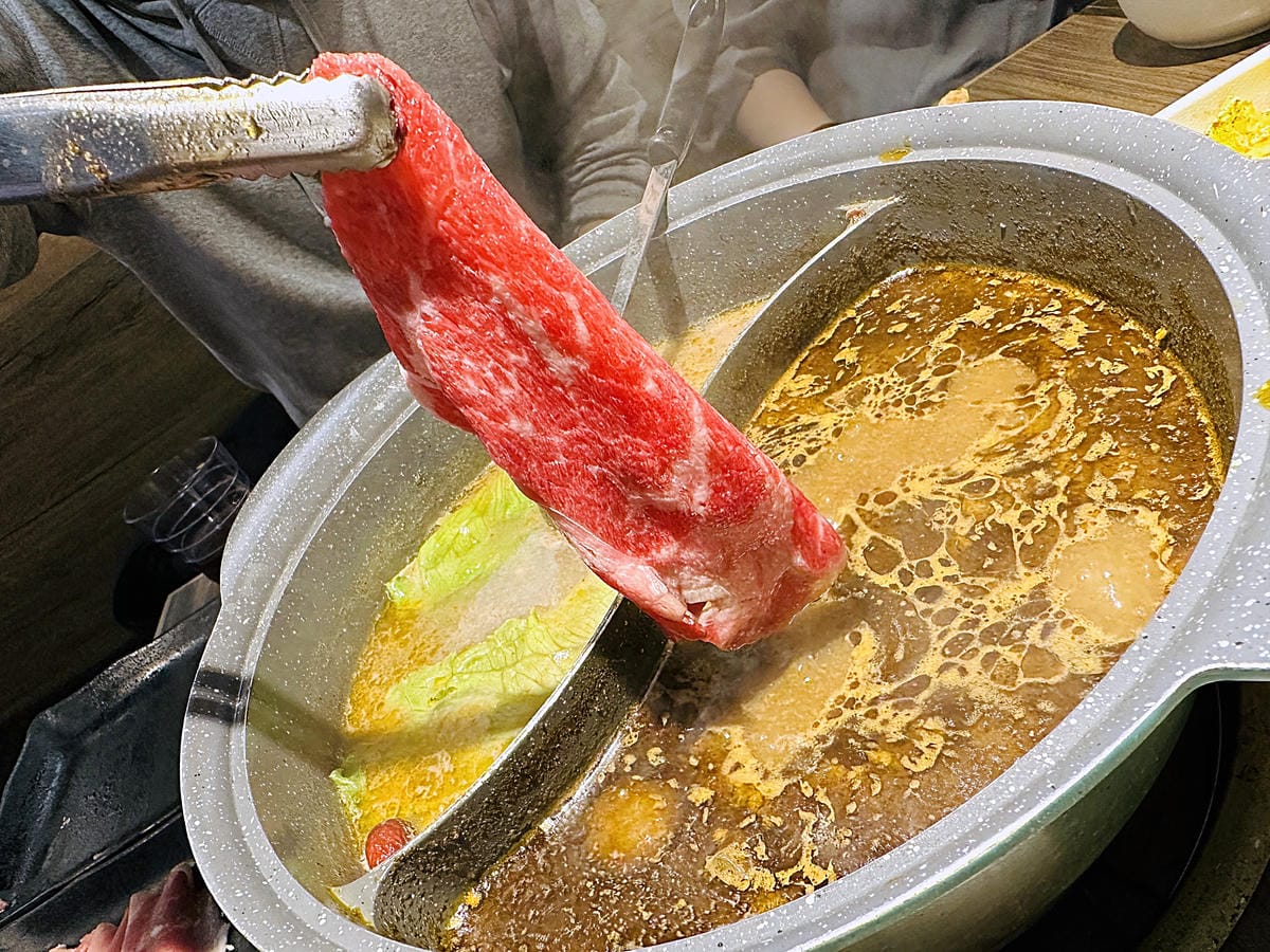 【籤王串麻鍋】四川道地香麻鍋,免費升級蛤蜊膠原蛋白湯!真材實料美味嚕串!超人氣招牌炸物「卜肉酥」「椒酥中卷」必點!台北六張犁美食推薦