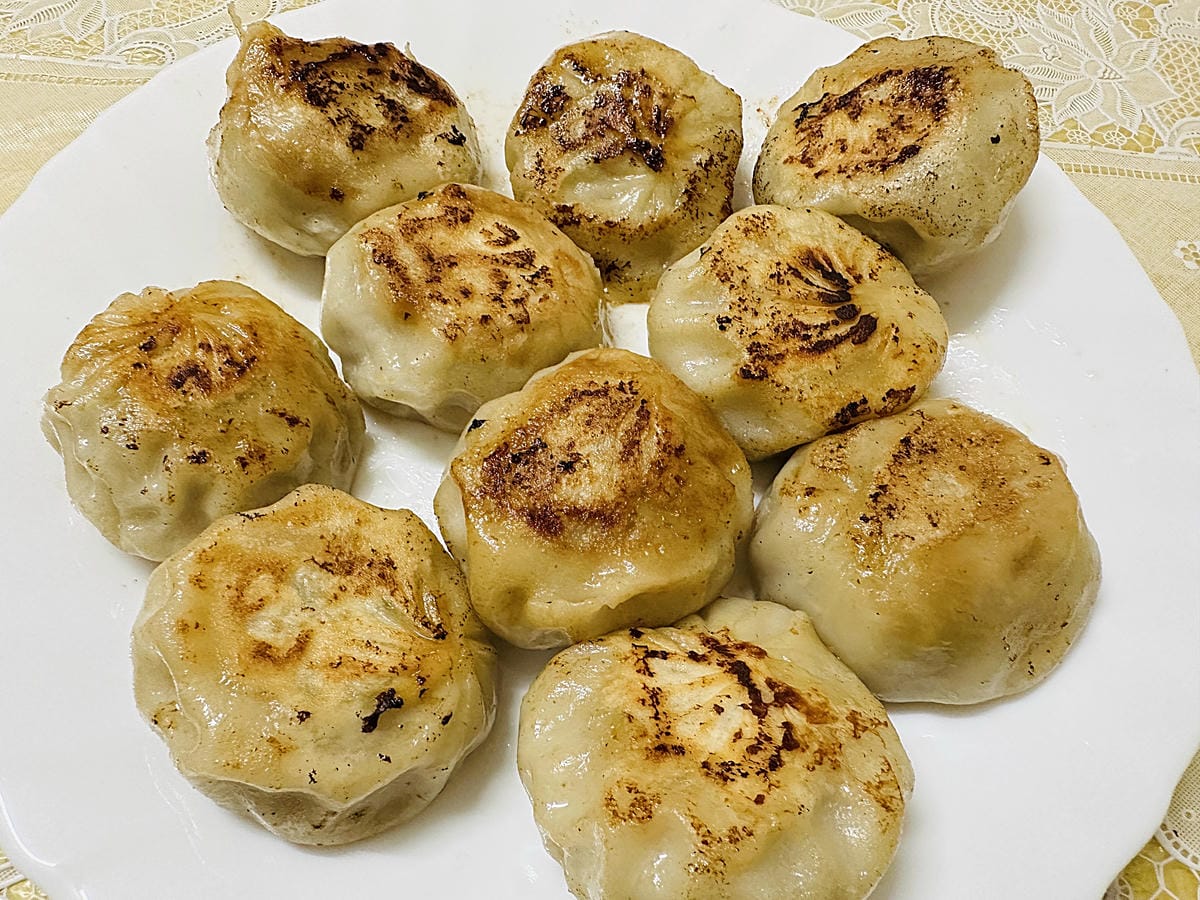 【萬萬兩】好吃就像現包的宅配冷凍推薦「萬萬兩水餃」!一咬就爆汁的「萬萬兩餡餅」冰箱必囤宵夜美食在這裡!