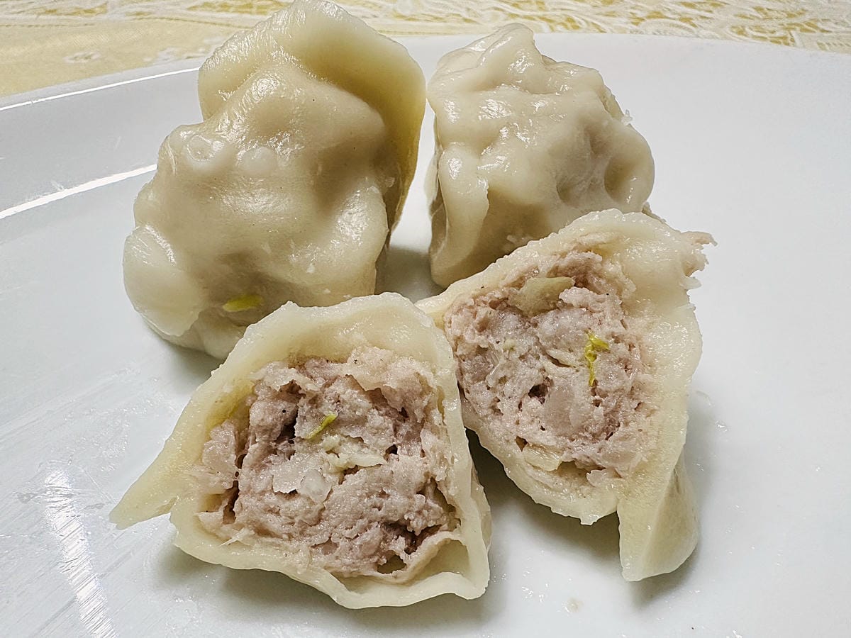 【萬萬兩】好吃就像現包的宅配冷凍推薦「萬萬兩水餃」!一咬就爆汁的「萬萬兩餡餅」冰箱必囤宵夜美食在這裡!