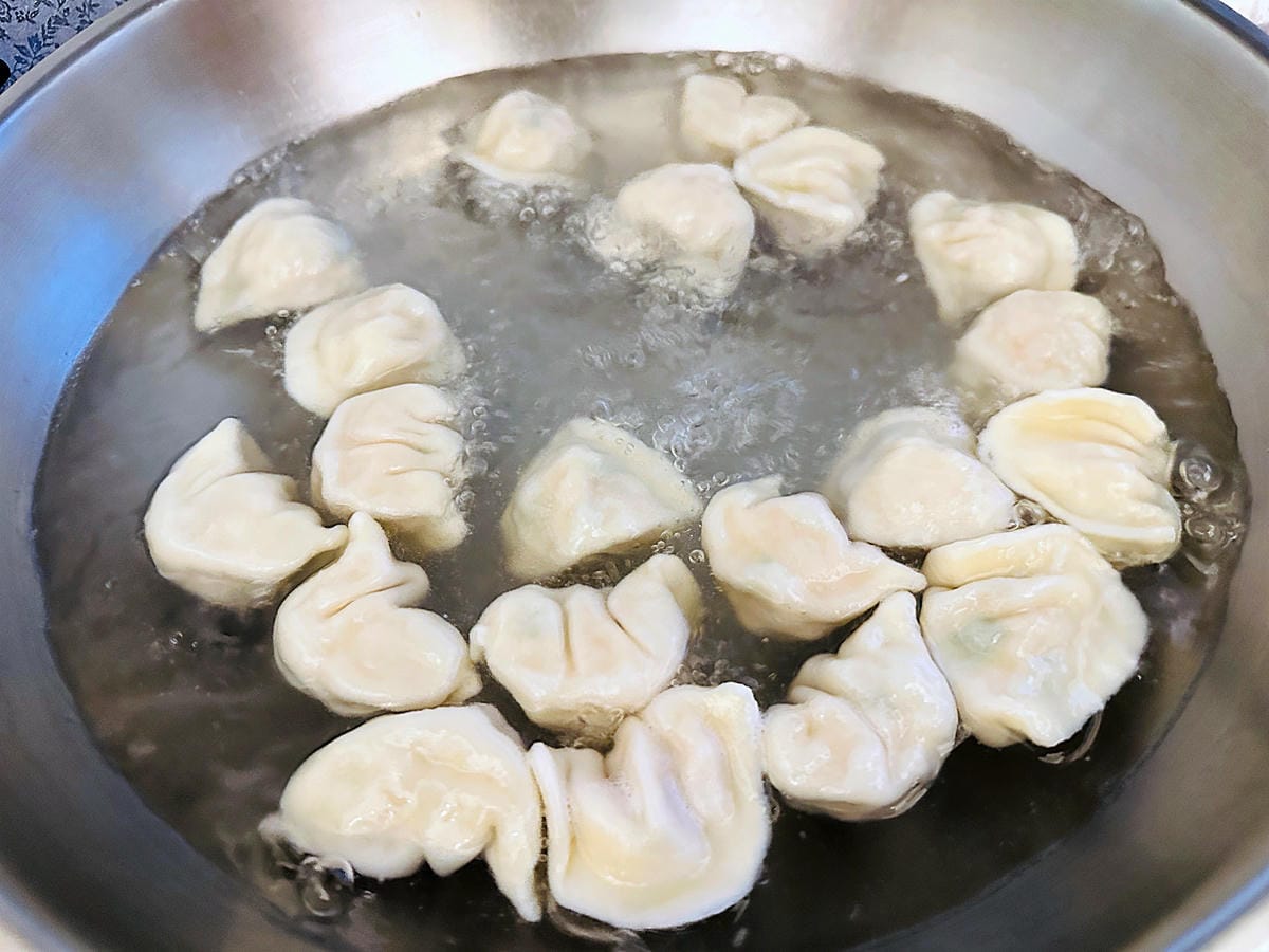 【萬萬兩】好吃就像現包的宅配冷凍推薦「萬萬兩水餃」!一咬就爆汁的「萬萬兩餡餅」冰箱必囤宵夜美食在這裡!