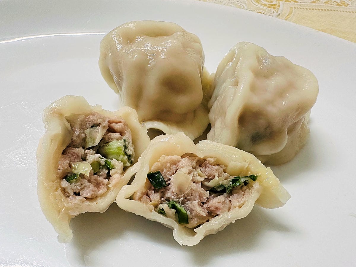 【萬萬兩】好吃就像現包的宅配冷凍推薦「萬萬兩水餃」!一咬就爆汁的「萬萬兩餡餅」冰箱必囤宵夜美食在這裡!