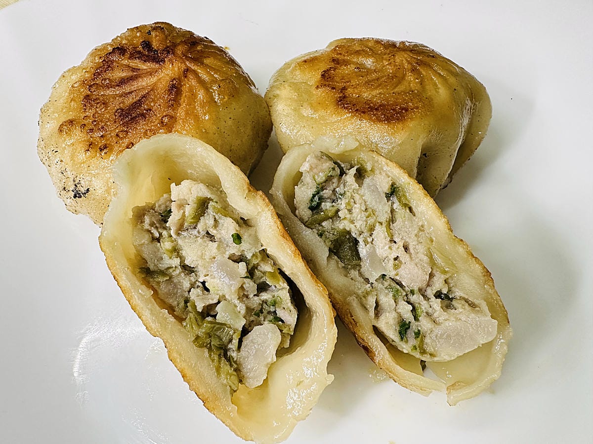 【萬萬兩】好吃就像現包的宅配冷凍推薦「萬萬兩水餃」!一咬就爆汁的「萬萬兩餡餅」冰箱必囤宵夜美食在這裡!