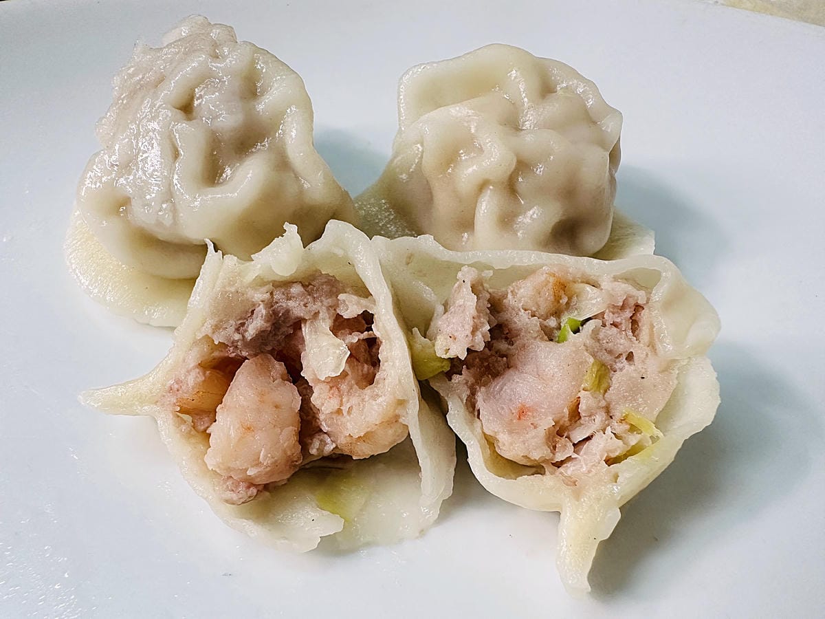 【萬萬兩】好吃就像現包的宅配冷凍推薦「萬萬兩水餃」!一咬就爆汁的「萬萬兩餡餅」冰箱必囤宵夜美食在這裡!