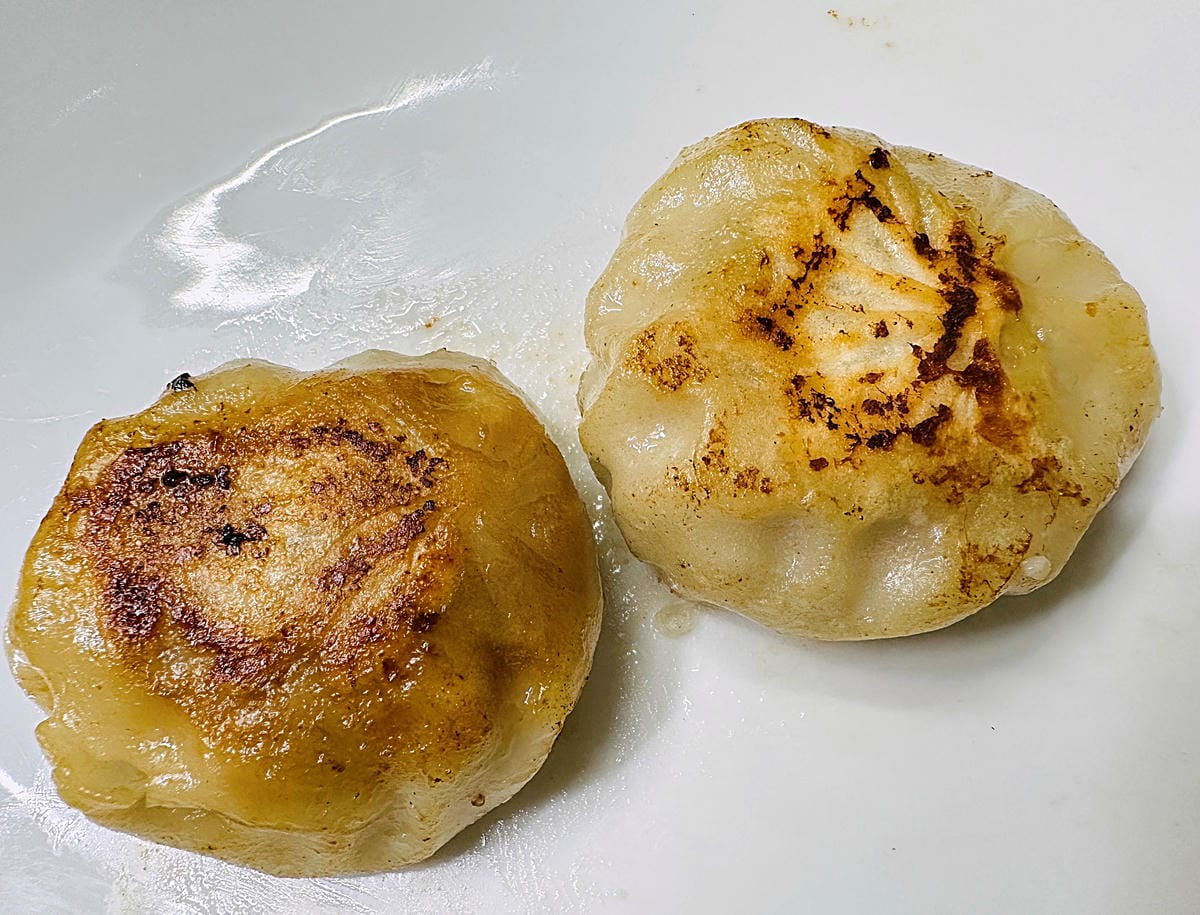 【萬萬兩】好吃就像現包的宅配冷凍推薦「萬萬兩水餃」!一咬就爆汁的「萬萬兩餡餅」冰箱必囤宵夜美食在這裡!