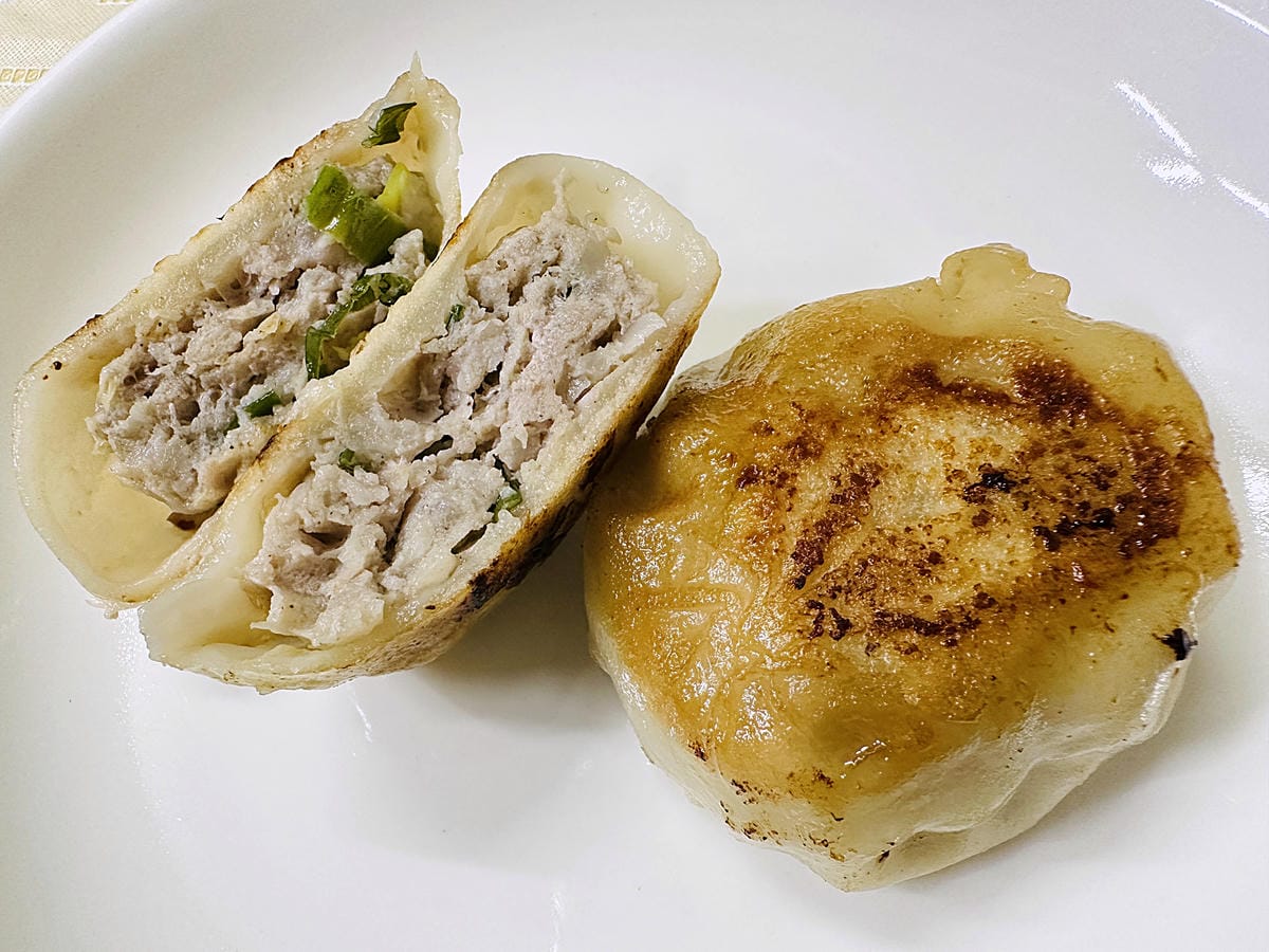 【萬萬兩】好吃就像現包的宅配冷凍推薦「萬萬兩水餃」!一咬就爆汁的「萬萬兩餡餅」冰箱必囤宵夜美食在這裡!