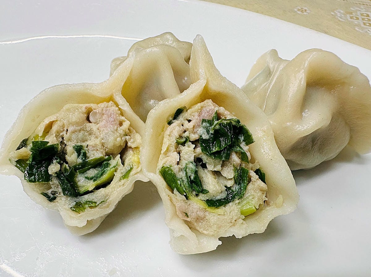 【萬萬兩】好吃就像現包的宅配冷凍推薦「萬萬兩水餃」!一咬就爆汁的「萬萬兩餡餅」冰箱必囤宵夜美食在這裡!