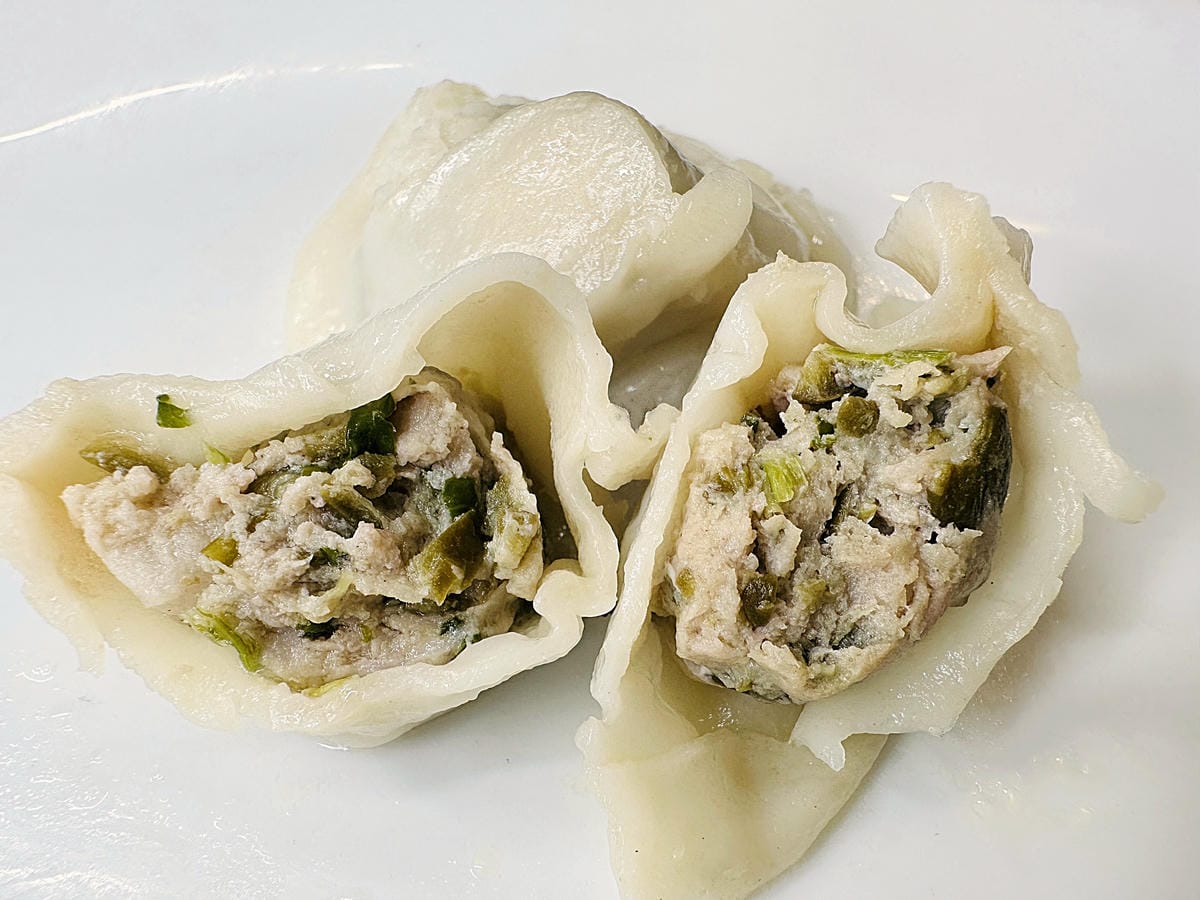 【萬萬兩】好吃就像現包的宅配冷凍推薦「萬萬兩水餃」!一咬就爆汁的「萬萬兩餡餅」冰箱必囤宵夜美食在這裡!