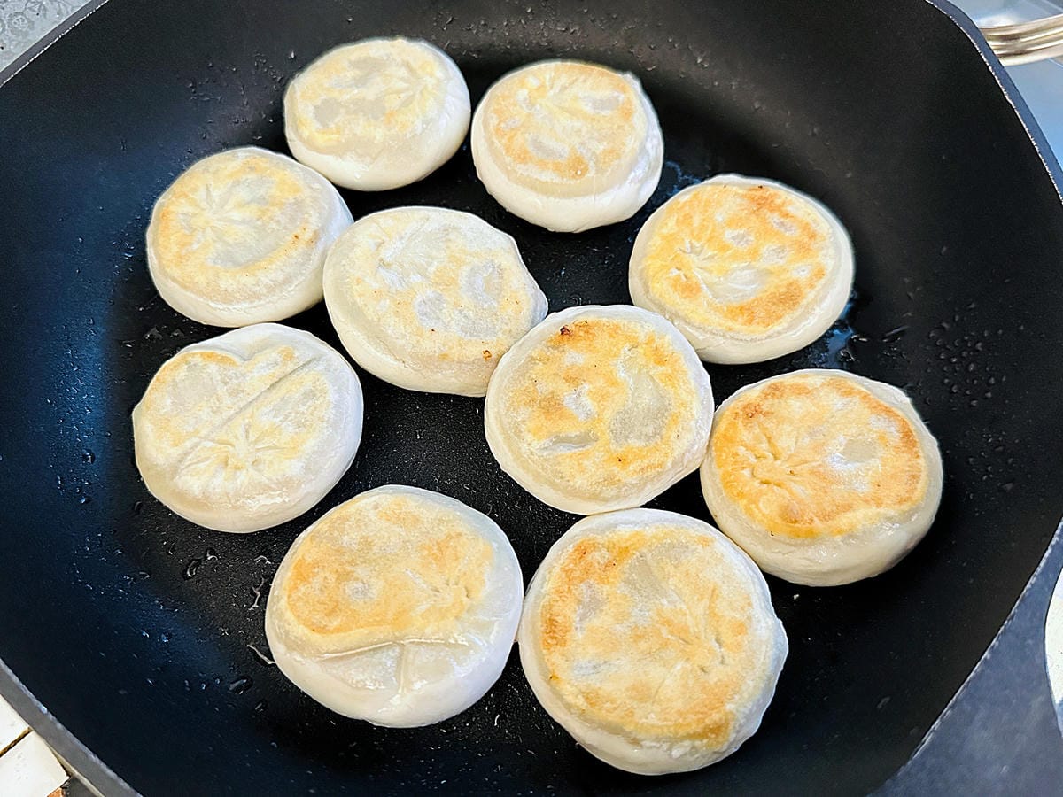 【萬萬兩】好吃就像現包的宅配冷凍推薦「萬萬兩水餃」!一咬就爆汁的「萬萬兩餡餅」冰箱必囤宵夜美食在這裡!