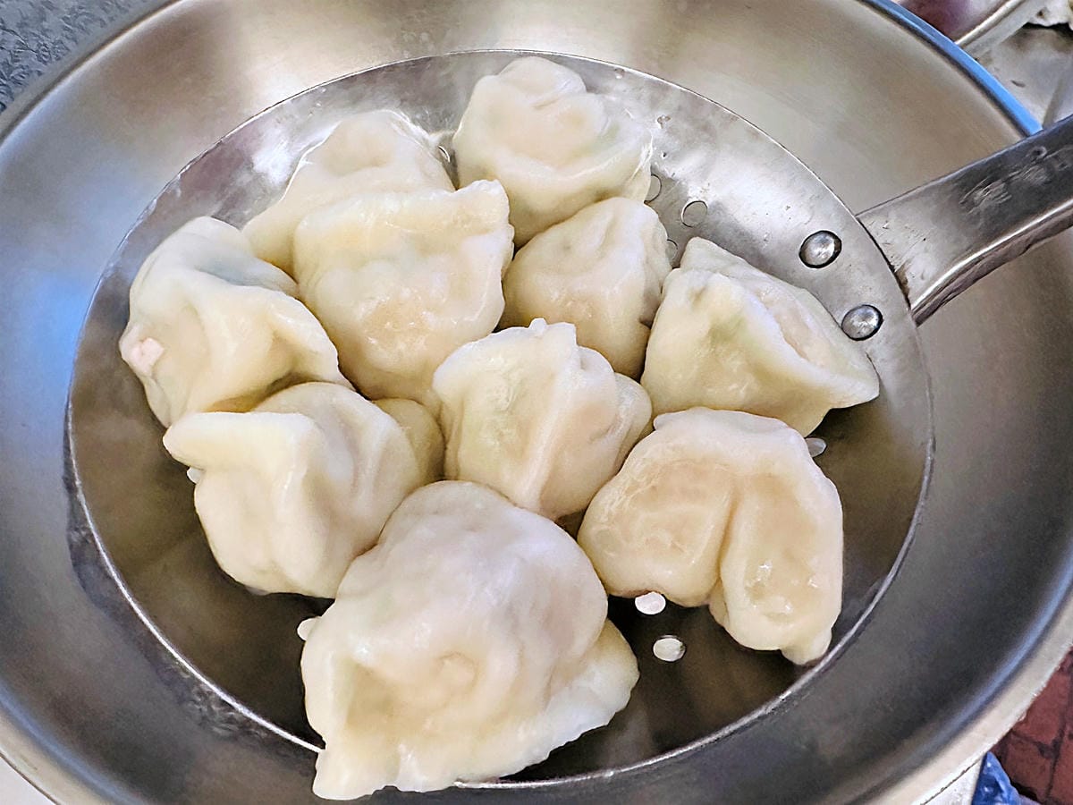 【萬萬兩】好吃就像現包的宅配冷凍推薦「萬萬兩水餃」!一咬就爆汁的「萬萬兩餡餅」冰箱必囤宵夜美食在這裡!