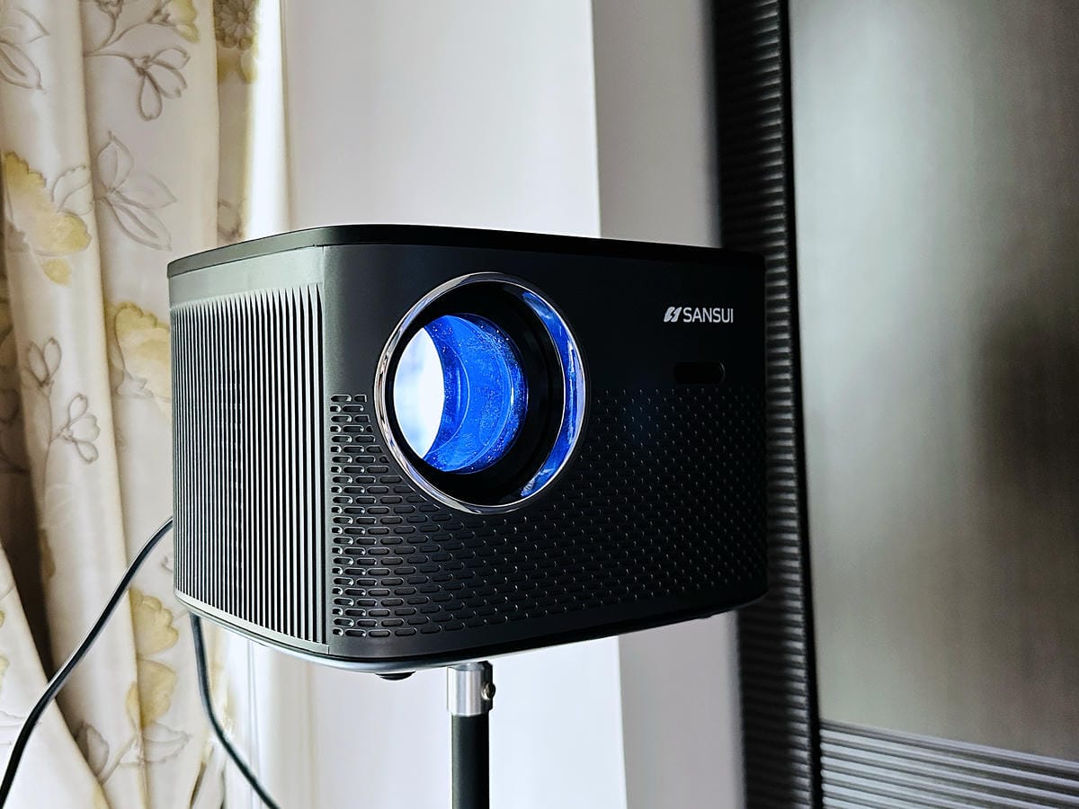 【SANSUI山水】微型行動智慧投影機SPJ-MO開箱!500ANSI高流明白天夜晚都清晰,內建影音平台,支援安卓IOS鏡射,超大投影看電影追劇打電動就是爽!小空間就能擁有絕佳視野享受